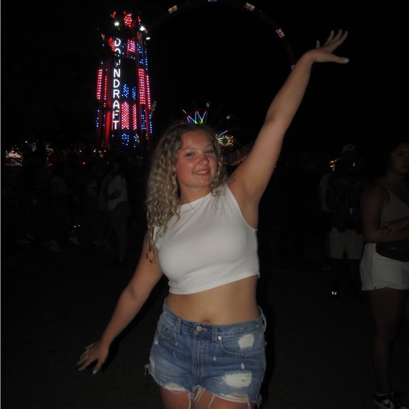 Meet your Posher, Gabriella - Picture 1 of 1